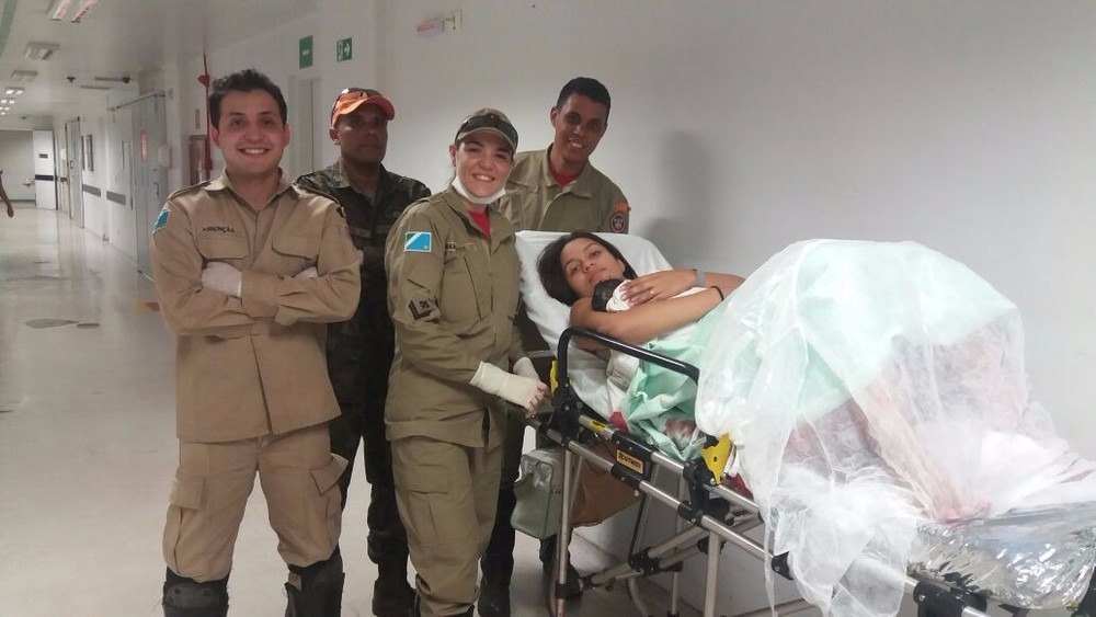 Bombeiros ao lado de mãe e bebê na Santa Casa de Campo Grande (Foto: Corpo de Bombeiros/Divulgação)