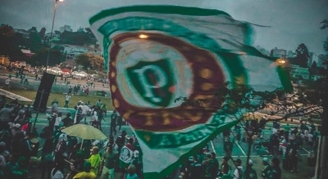 Palmeiras empata com Paraná em Londrina e segue na liderança Torcida do Palmeiras faz festa sob chuva forte em Londrina (PR)
Reprodução/Instagram