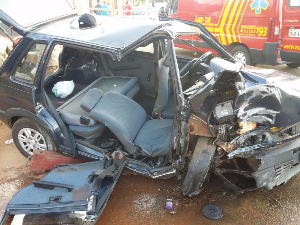 Bombeiros tiveram de serrar ferragens do carro para retirar auxiliar de limpeza (Foto: Ariovaldo Dantas)