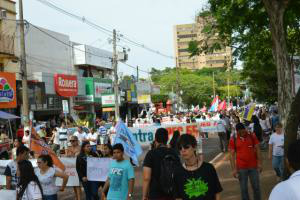 Manifestação reúne 1,5 mil em ato na praça central A passeata seguiu pela avenida Marcelino Pires até a rua Camilo Ermelindo da Silva, retornando pela rua Joaquim Teixeira Alves - Fotos: Joandra Alves