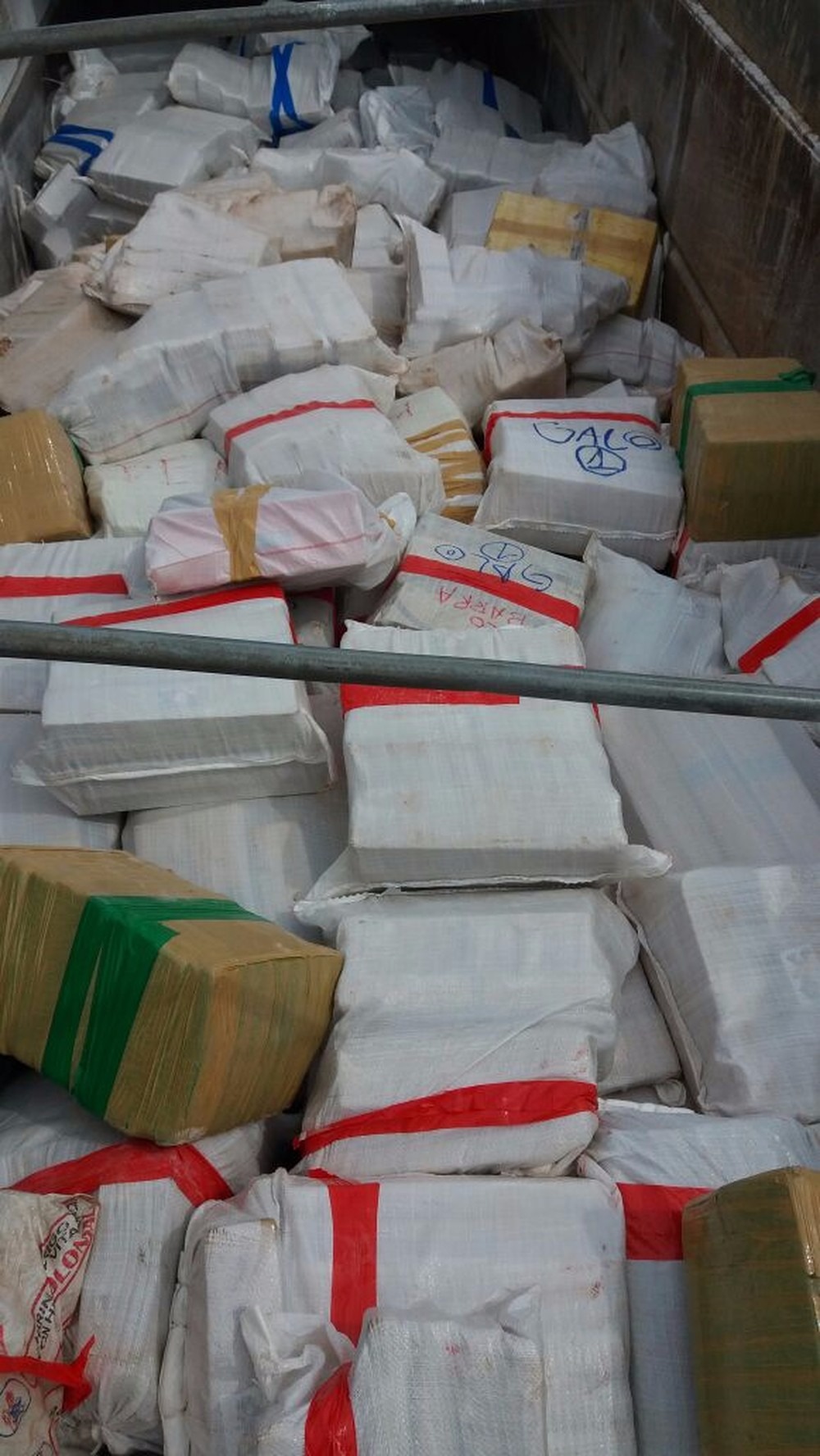 Apreensão de drogas em Mato Grosso do Sul aumenta cerca de 5% 7 toneladas de maconha apreendida pela PRE em 19 abril de 2017, no distrito de Amamdina, em Ivinhema.