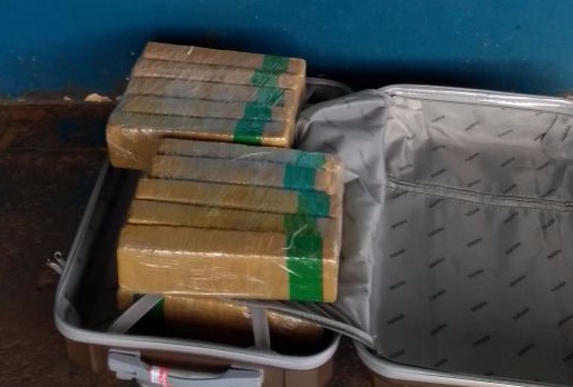 Mulher é presa com mala cheia de maconha em ônibus interestadual Mulher é presa com mala cheia de maconha em ônibus interestadual