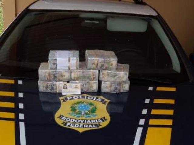 Passageira passa mal em ônibus e é presa com quase U$ 800 mil na BR-163 PRF/Divulgação