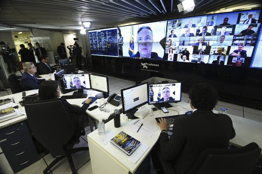Primeira votação virtual do Senado, feita na sexta-feira em sessão presidida por Antonio Anastasia (no telão). Marcos Oliveira/Agência Senado
