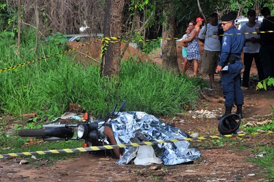 Moradores relataram que vítima é conhecida por praticar vários assaltos na região - Foto: Valdenir Rezende / Correio do Estado