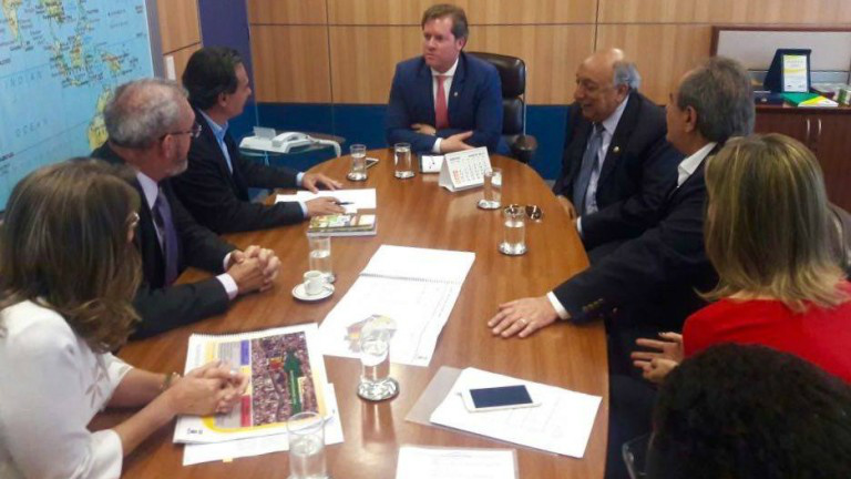 Ministros garantem a prefeito o recomeço de obras travadas