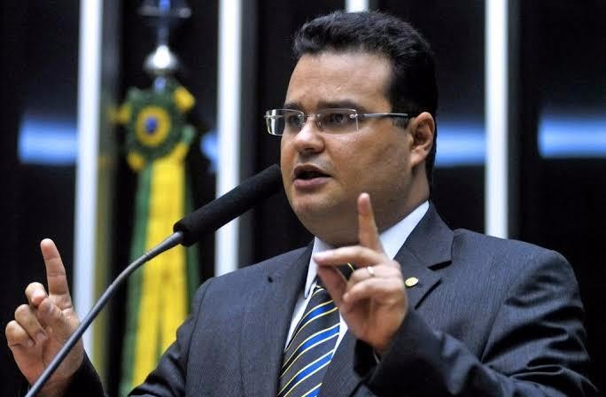 Aprovado em comissão projeto de Fábio Trad que eleva pena de agressor a profissional de educação Reprodução