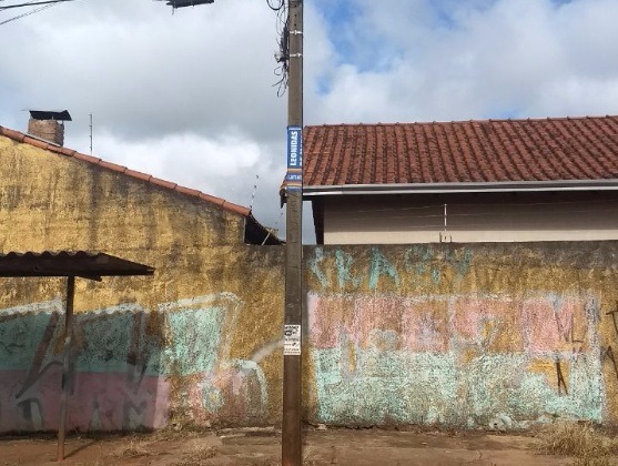 Buraco já causou até acidente e moradores do Jd. Santo Antonio pedem ajuda a vereador