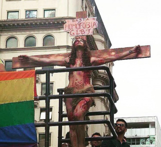 Polêmica após Parada Gay, "Cristofobia" pode virar crime hediondo Contra a homofobia, a modelo transexual Viviany Beleboni desfilou seminua em uma cruz
Foto: Instagram / Reprodução