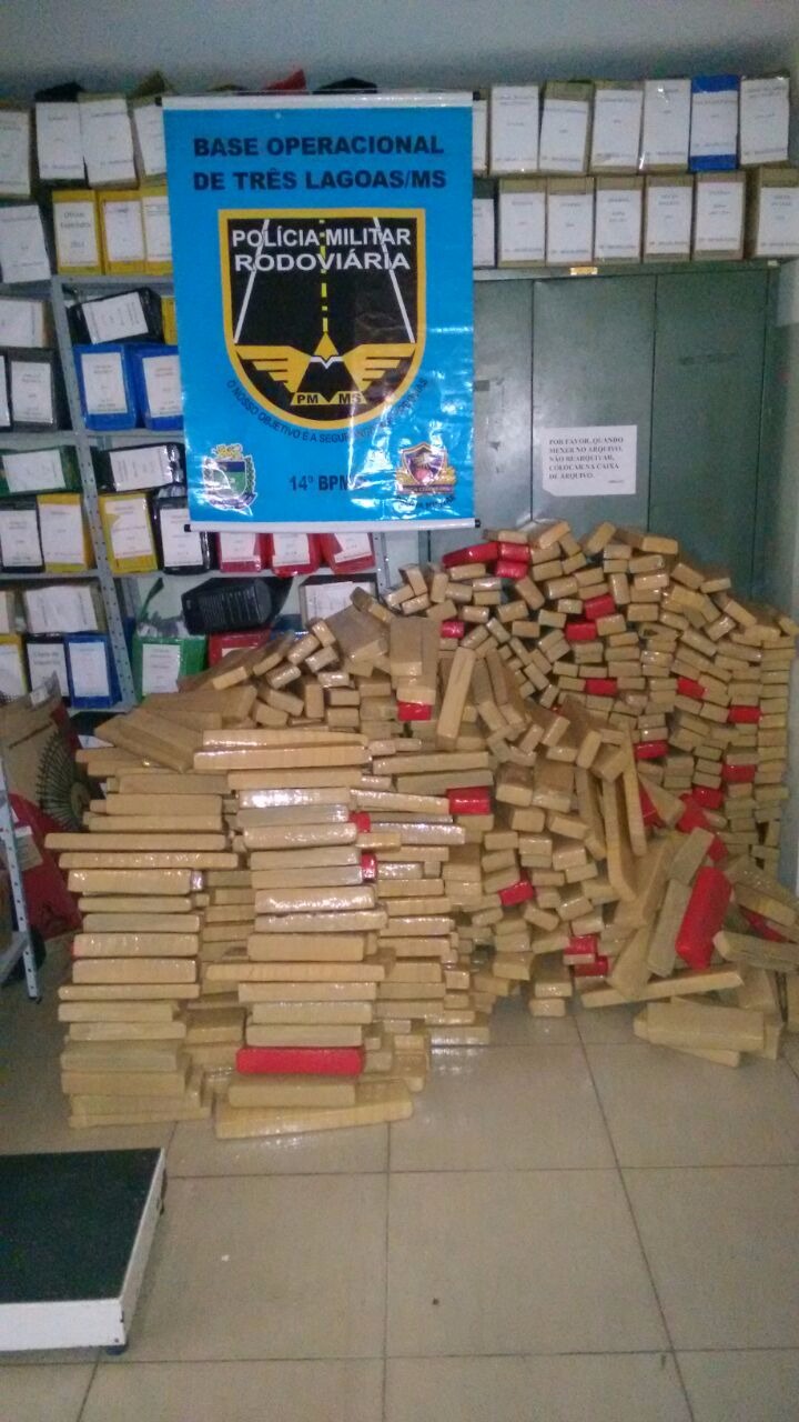 Comboio que transportava quase 1 tonelada de maconha é apreendido na MS-395 Comboio que transportava quase 1 tonelada de maconha é apreendido na MS-395