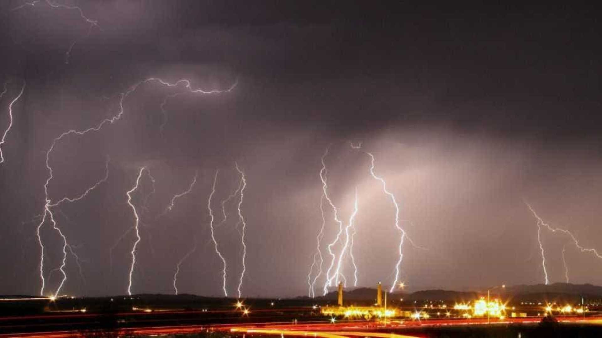 Concurso busca melhores fotografias de raios do país Reuters