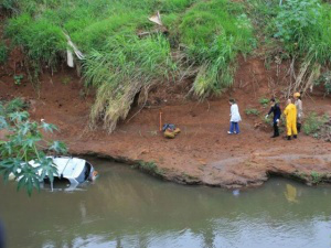 Morador de Glória de Dourados é um dos 3 mortos em acidente em rio Veículo dentro do rio Anhanduí, em Campo Grande, na manhã deste domingo (Foto: Marina Pacheco)