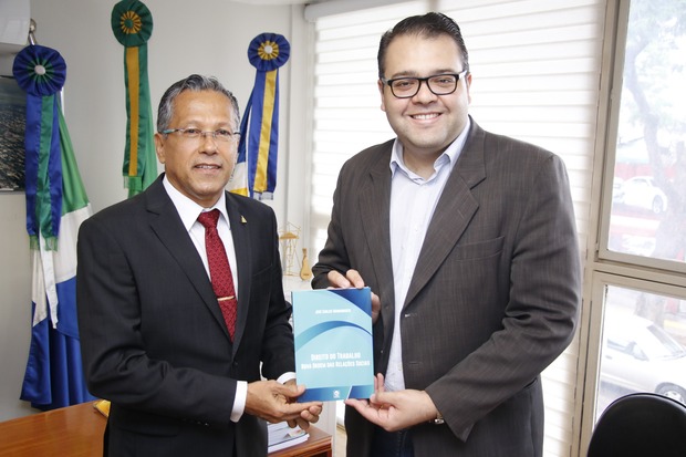 Alan Guedes recebe advogado que lança livro sobre Direito do Trabalho Alan Guedes recebe advogado que lança livro sobre Direito do Trabalho