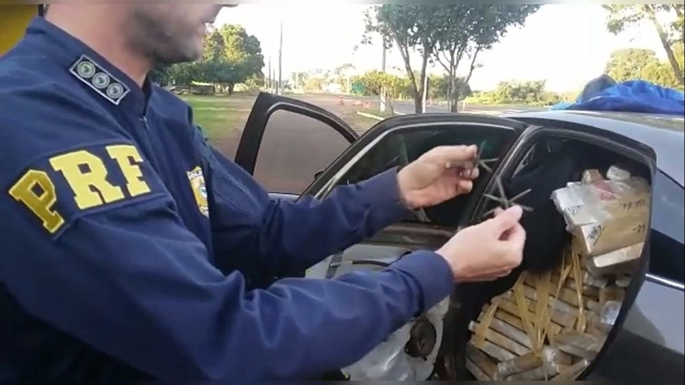 Motorista jogou pregos na rodovia para impedir aproximação da viatura (Foto: PRF/ Divulgação)