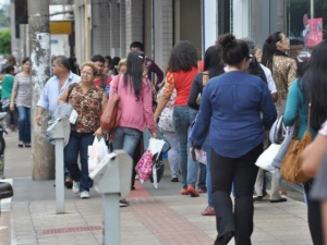 Bancos e órgãos públicos fecham; comércio tem horário diferenciado Comércio terá horário diferente no feriado. (Foto: Arquivo)
