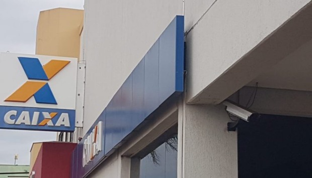 Mulher é presa por ajudar marido em roubo a bancos Mulher é presa por ajudar marido em roubo a bancos