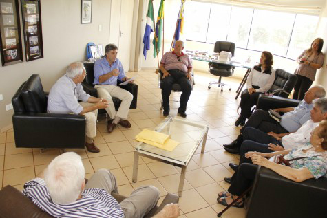 Proposta de alteração na história de Dourados gera discordância Parte da Comissão de Revisão História de Dourados entregou na manhã desta segunda-feira documento ao prefeito Murilo se posicionando contra sugestões de alterações na história da cidade. Chico Leite