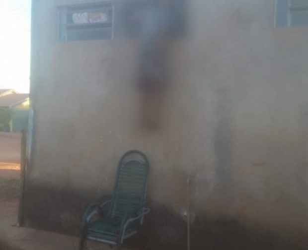 Adolescente tenta roubar mercado mas morre com cabeça presa em janela Adolescente tenta roubar mercado mas morre com cabeça presa em janela