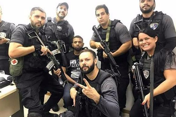 Rio de Janeiro – Policiais fazem selfie logo após a prisão do traficante Rogério 157 Imagem de Divulgação
