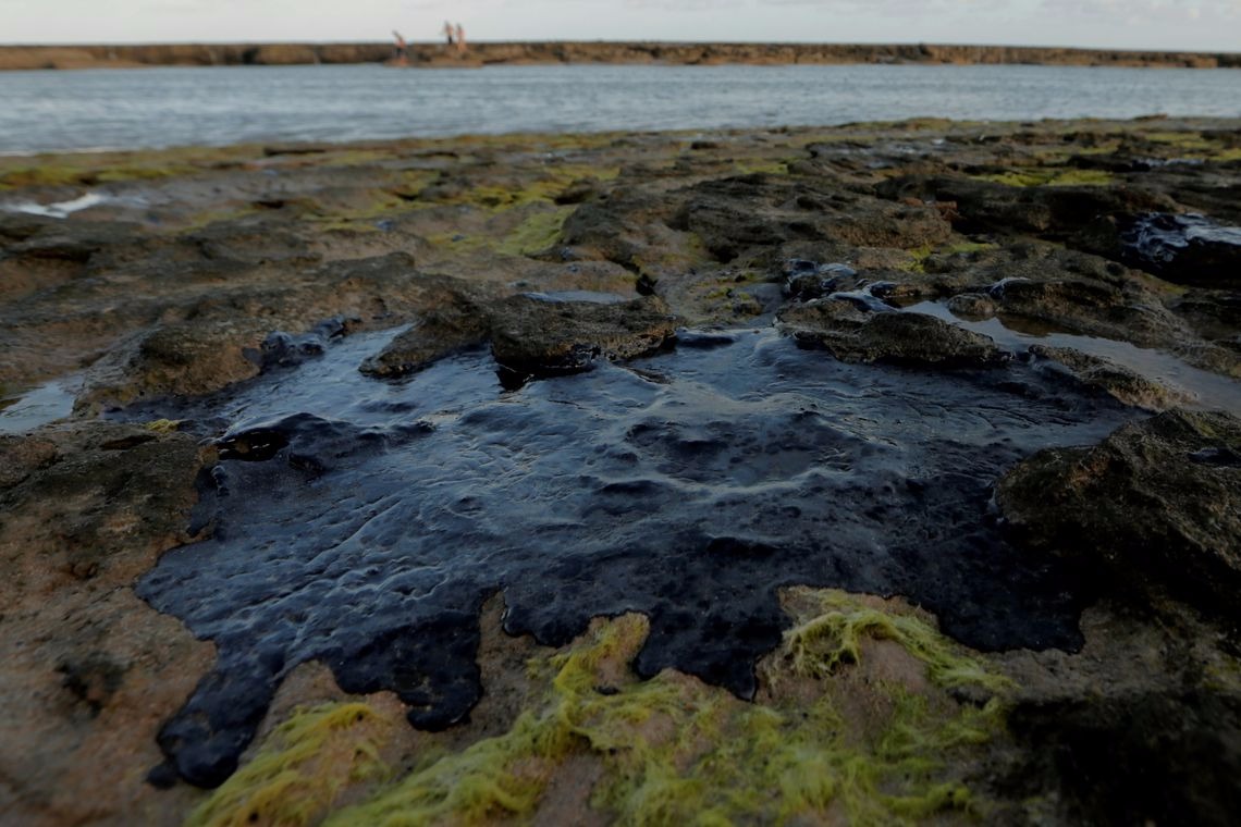 Navio-patrulha vai auxiliar na limpeza de óleo no Delta do Parnaíba REUTERS/Alisson Frazão