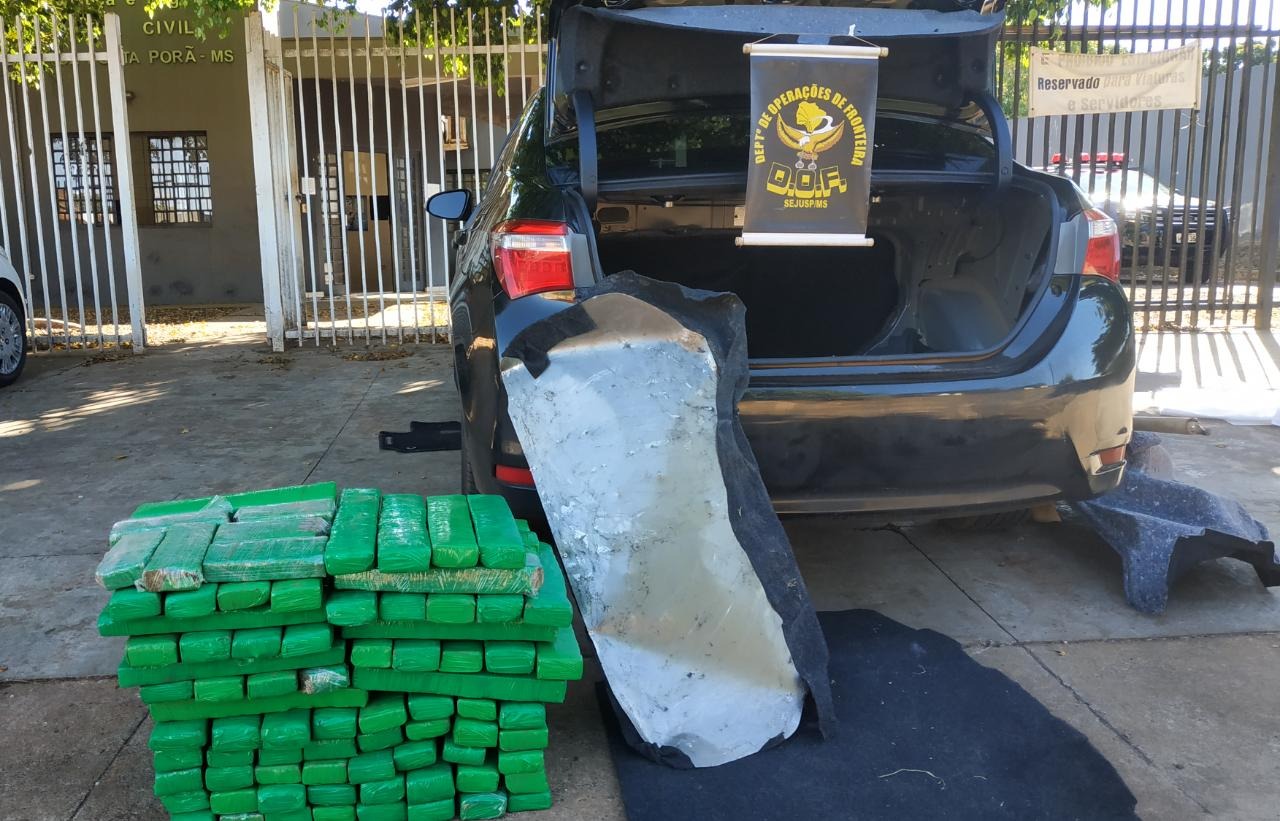 Veículo que seguia para São Paulo é apreendido com maconha Veículo que seguia para São Paulo é apreendido com maconha