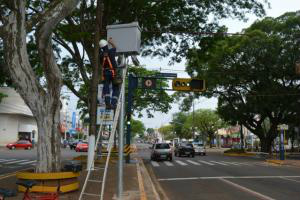 Inmetro vem a Dourados na próxima semana aferir radares da avenida Marcelino Pires Os radares estão sendo instalados em três pontos da cidade, dentre eles na avenida Marcelino Pires com a avenida Presidente Vargas- Foto: Arquivo/ Dourados News
