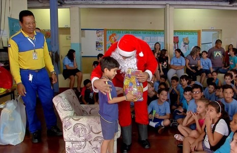 Alunos de escola pública ajudam a alegrar Natal de 232 crianças Alunos de escola pública ajudam a alegrar Natal de 232 crianças
