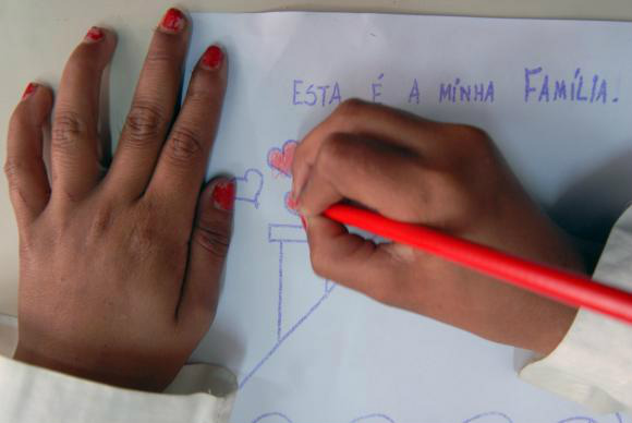 Educação dos pais é determinante na formação e no rendimento dos filhos Estudo mostra que entre os pais que não eram alfabetizados aos 15 anos, 23,6% dos filhos também não eram na mesma idadeArquivo/Marcello Casal Jr/Agência Brasil