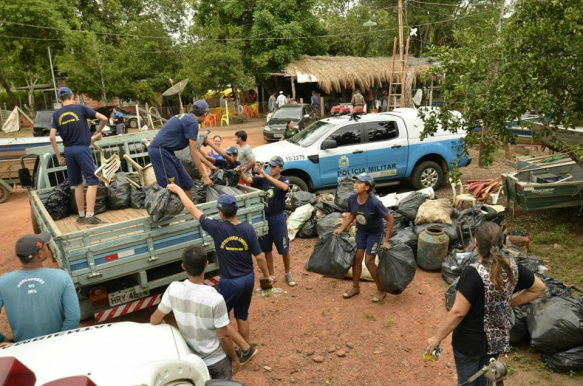 Quase uma tonelada de lixo é retirada de rio em MS Mutirão envolveu policiais, pescadores e até crianças - Foto: Divulgação