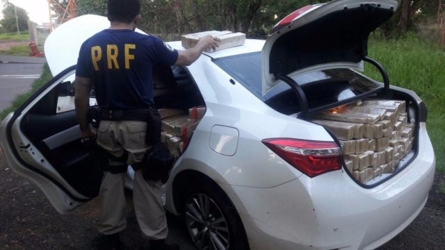 PRF apreende mais de 1 tonelada de maconha na BR-267