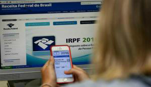 Receita paga hoje o penúltimo lote de restituição do IR 2016 Receita paga hoje o penúltimo lote de restituição do IR 2016