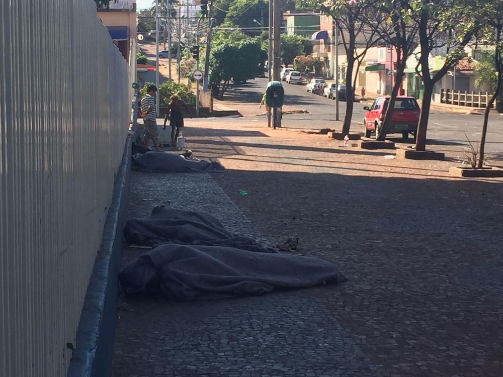 Moradores de rua no entorno da antiga rodoviária (Foto: Graziela Rezende)