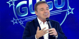 Gugu se recusa entregar quarta-feira a Xuxa e Record vê ameaça Gugu Liberato à frente de seu programa na Record, que quase perdeu as quartas-feiras para Xuxa