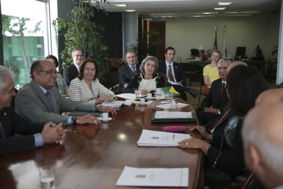 Ministros do STF querem fim de efeito cascata sobre salários, diz senadora Brasília - Integrantes da Comissão Especial do Extrateto reunidos com a presidente do Supremo Tribunal Federal, Cármen Lúcia, para analisar a efetividade do limite remuneratório imposto pelo teto constitucional aos agentes públicos (José Cruz/Agência Brasil)José Cruz/Agência Brasil; Agencia Brasil