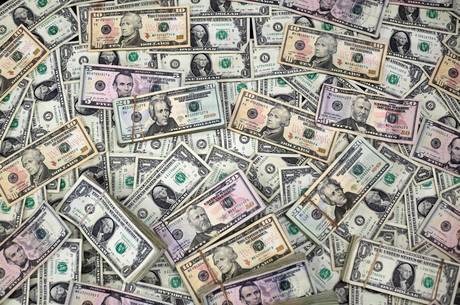 Dólar sobe pela 4ª vez seguida e vale R$ 4,20, maior patamar da história Alta recente do dólar ocorre por incertezas no exterior
Jose Luis Gonzalez/Reuters