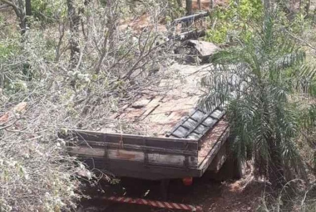 Após bater em carreta, caminhoneiro cai em barranco e morre
