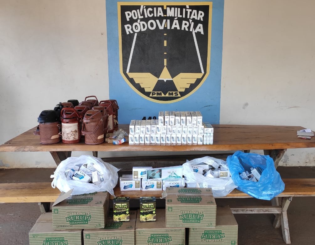 Polícia encontra cigarros contrabandeados em compartimentos ocultos de carro Polícia encontra cigarros contrabandeados em compartimentos ocultos de carro