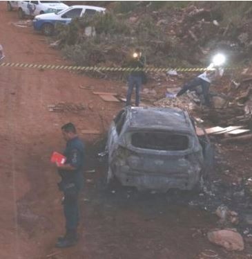 Corpo é encontrado carbonizado em porta-malas de carro incendiado Corpo é encontrado carbonizado em porta-malas de carro incendiado
