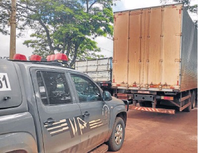 DOF apreende R$ 9,7 milhões de cigarros contrabandeados de uma só vez Os veículos com contrabando chegaram a Dourados escoltados pelo DOF - Foto: Adalberto Domingos/Divulgação