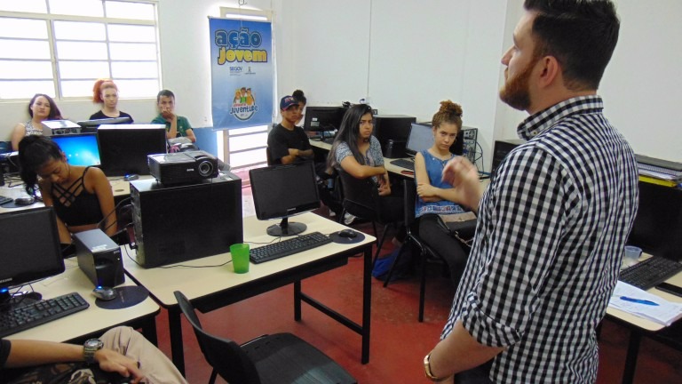 Prefeitura oferece cursos gratuitos para jovens que procuram o primeiro emprego Divulgação