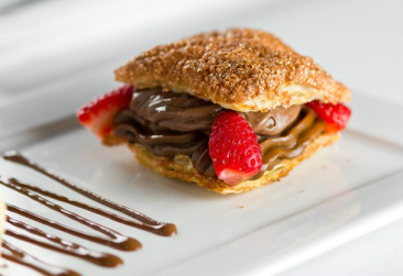 Napoleon de chocolate tem a cara do pecado e tudo a ver com Dia dos Namorados Sugestão pra lá de recomendável pra agradar o seu amor, que tal? (Divulgação)