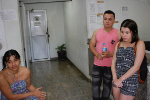 A esquerda a enfermeira junto a sobrinha e o rapaz que deteve o ladrão (Foto: Pedro Peralta)