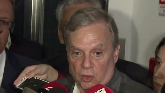 Líderes do PSDB adiam decisão sobre desembarque do governo