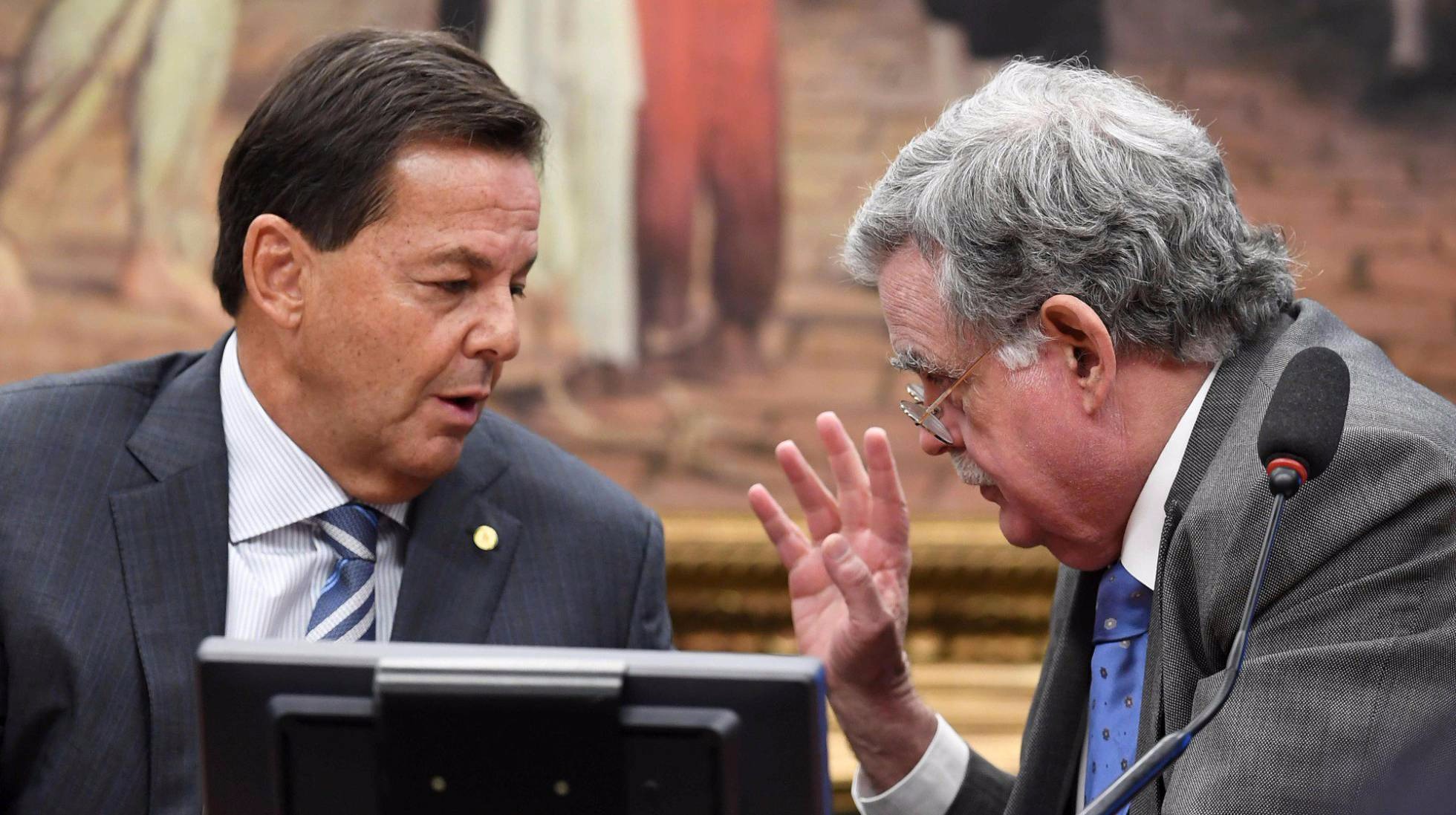 O deputado Sergio Zveiter e o advogado de Temer, Mariz de Oliveira, na CCJ. EVARISTO SA - AFP