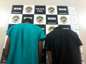 Polícia desarticula esquema de furtos de moto e apreende dois adolescentes em Dourados Motos foram recuperadas pela PM e adolescentes presos - Foto: Osvaldo Duarte