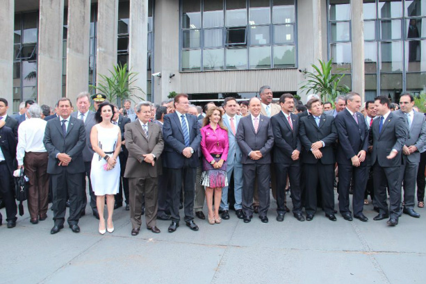Solenidade de abertura da 3ª Sessão Legislativa ocorre nesta quinta-feira Deputados na abertura de 2016, na rampa de acesso à ALMS para o hasteamento da bandeira
AL/MS Foto: Arquivo ALMS/ Roberto Higa
