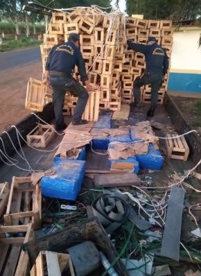 Polícia encontra quase meia tonelada de maconha em carga de caixas de madeira