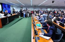 Partidos aliados intensificam trocas de deputados em busca de apoio a Temer em comissão