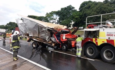 A rodovia foi interditada por 1 hora onde a carga foram retiradas - Foto: Divulgação/PRF