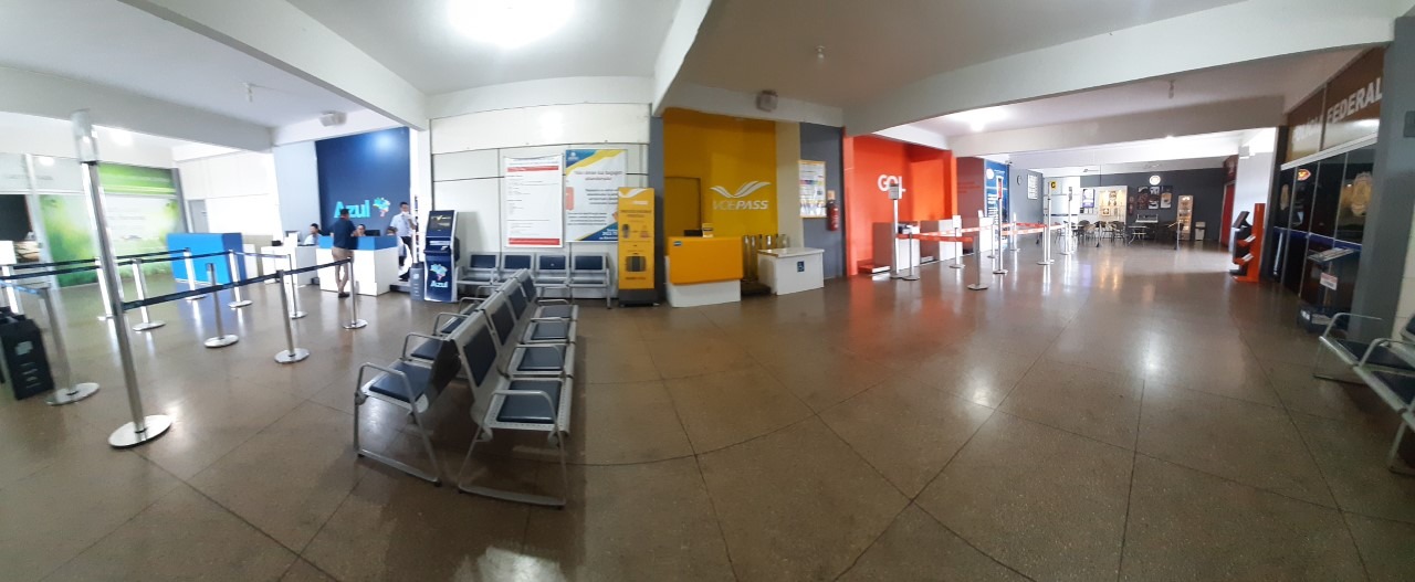 Guichês das empresas que operam em Dourados estavam vazios na tarde desta terça-feira no aeroporto municipal. Carlos Marinho/Agetran

